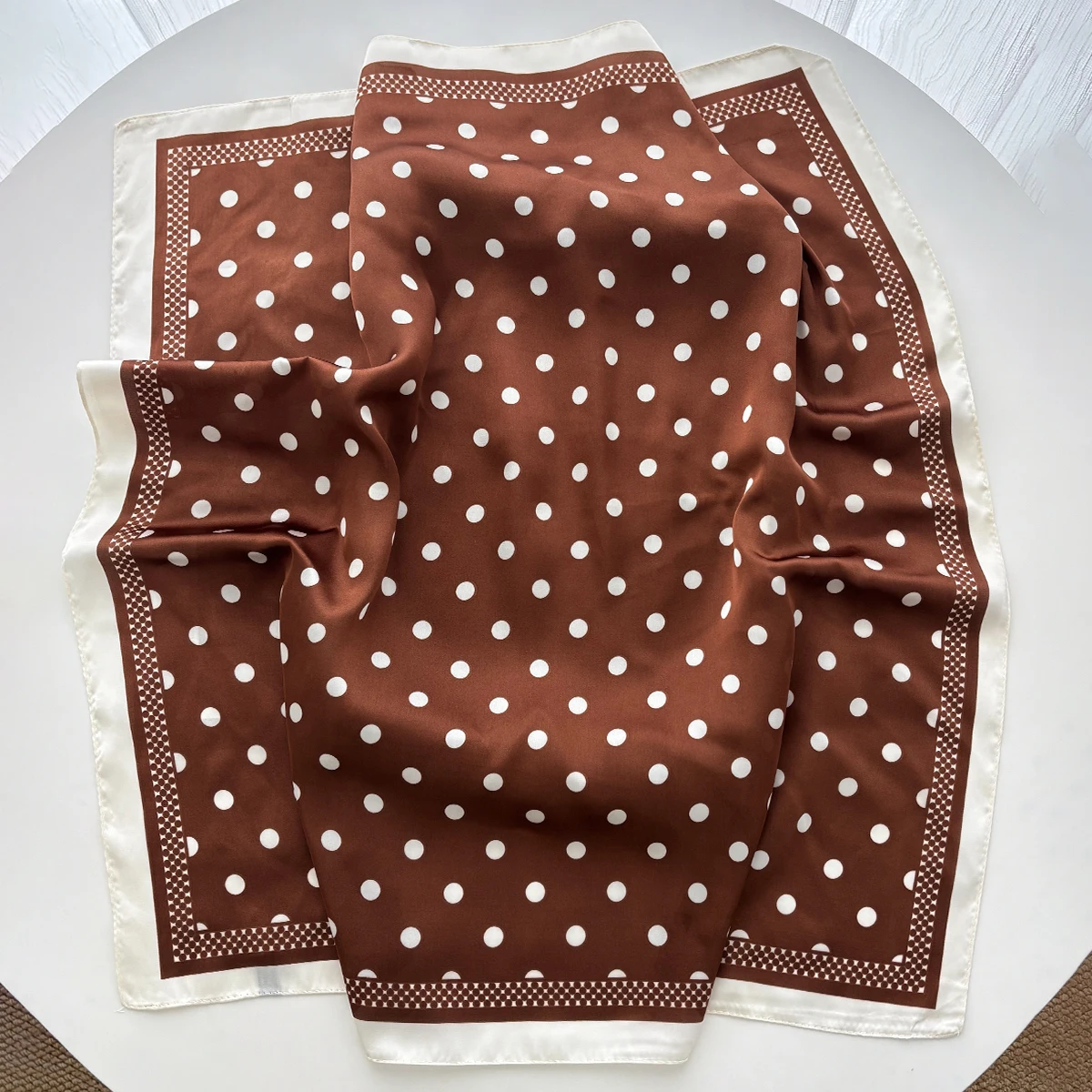 Foulard carré élégant en satin - Face Scarf Mask avis et prix